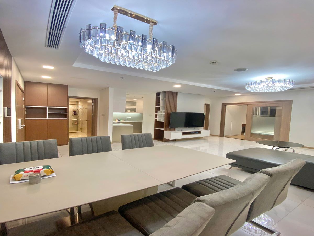 Chiếc đèn chùm pha lê lộng lẫy